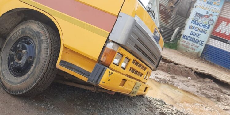 ವರ್ತೂರು ಹಾಳಾದ ರಸ್ತೆಯಲ್ಲಿ ಶಾಲಾ ಬಸ್ಸೊಂದು ಸಂಚರಿಸುವಾಗ  ಚಕ್ರವು ಹಳ್ಳದಲ್ಲಿ ಹೂತು ಅಪಘಾತವಾಗಿ ಶಾಲಾ ಮಕ್ಕಳನ್ನು ರಕ್ಷಿಸಲಾಗಿತ್ತು. (ಸಾಂದರ್ಭಿಕ ಚಿತ್ರ)