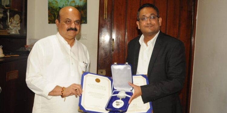 ವಾರ್ತಾ ಇಲಾಖೆ ನವದೆಹಲಿಯಲ್ಲಿ ರಾಷ್ಟ್ರಪತಿಗಳಿಂದ ಸ್ವೀಕರಿಸಿದ ರಜತ ಕಮಲ ಪ್ರಶಸ್ತಿಯನ್ನು ಮುಖ್ಯಮಂತ್ರಿ ಬಸವರಾಜ ಬೊಮ್ಮಾಯಿಗೆ ಪ್ರದರ್ಶಿಸುತ್ತಿರುವ ಇಲಾಖೆ ಆಯುಕ್ತ ಡಾ.ಹರ್ಷ ಪಿ.ಎಸ್