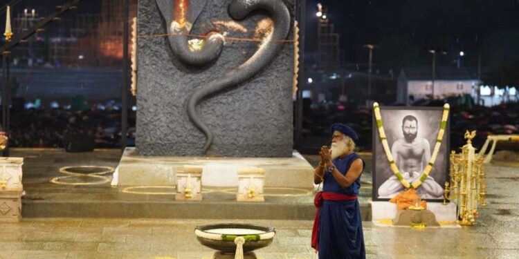 ಚಿಕ್ಕಬಳ್ಳಾಪುರದಲ್ಲಿ ಇಶಾ ಯೋಗ ಕೇಂದ್ರದಲ್ಲಿ ನಾಗಪ್ರತಿಷ್ಠೆ ಕಾರ್ಯಕ್ರಮದ ನಡೆದ ಸಂದರ್ಭದ ಚಿತ್ರ