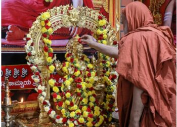 ಕಾಶ್ಮೀರದ ತೀತ್ವಾಲ್ ನ ನೂತನ ಶಾರದಾ ದೇವಸ್ಥಾನಕ್ಕೆ ಶೃಂಗೇರಿ ಮಠದಿಂದ ನೀಡುತ್ತಿರುವ ಶಾರದಾ ದೇವಿ ಪಂಚಲೋಹ ವಿಗ್ರಹಕ್ಕೆ ಪೂಜೆ ಸಲ್ಲಿಸುತ್ತಿರುವ ಜಗದ್ಗುರು ಶ್ರೀ ಭಾರತಿ ತೀರ್ಥ ಸ್ವಾಮಿಗಳು. ಚಿತ್ರಕೃಪೆ : ಶೃಂಗೇರಿ ಮಠ