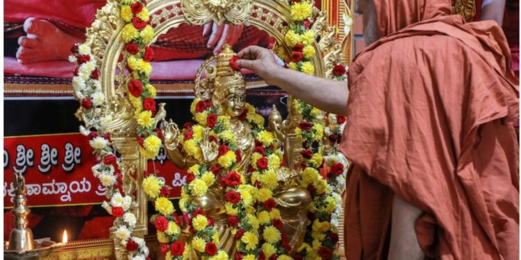 ಕಾಶ್ಮೀರದ ತೀತ್ವಾಲ್ ನ ನೂತನ ಶಾರದಾ ದೇವಸ್ಥಾನಕ್ಕೆ ಶೃಂಗೇರಿ ಮಠದಿಂದ ನೀಡುತ್ತಿರುವ ಶಾರದಾ ದೇವಿ ಪಂಚಲೋಹ ವಿಗ್ರಹಕ್ಕೆ ಪೂಜೆ ಸಲ್ಲಿಸುತ್ತಿರುವ ಜಗದ್ಗುರು ಶ್ರೀ ಭಾರತಿ ತೀರ್ಥ ಸ್ವಾಮಿಗಳು. ಚಿತ್ರಕೃಪೆ : ಶೃಂಗೇರಿ ಮಠ