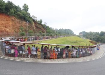 ಸರತಿ ಸಾಲಿನಲ್ಲಿ ದೇವರ ದರ್ಶನಕ್ಕೆ ನಿಂತಿರುವ ಭಕ್ತರು (ಸಾಂದರ್ಭಿಕ ಚಿತ್ರ)