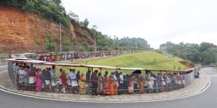 ಸರತಿ ಸಾಲಿನಲ್ಲಿ ದೇವರ ದರ್ಶನಕ್ಕೆ ನಿಂತಿರುವ ಭಕ್ತರು (ಸಾಂದರ್ಭಿಕ ಚಿತ್ರ)