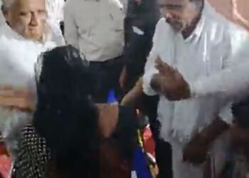 ವಸತಿ ಸಚಿವ ವಿ.ಸೋಮಣ್ಣ ಮಹಿಳೆಯೊಬ್ಬರಿಗೆ ಕಪಾಳಮೋಕ್ಷ ಮಾಡುತ್ತಿದ್ದಾರೆ ಎಂಬ ವೈರಲ್ ವಿಡಿಯೋವೊಂದರ  ಚಿತ್ರ