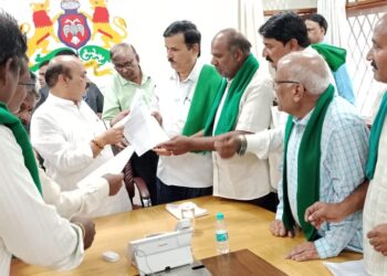 ಮುಖ್ಯಮಂತ್ರಿ ಬಸವರಾಜ ಬೊಮ್ಮಾಯಿ ಅವರನ್ನು ಶುಕ್ರವಾರ ಗೃಹಕಚೇರಿ ಕೃಷ್ಣಾದಲ್ಲಿ ಭೇಟಿ ಮಾಡಿ ಕಬ್ಬು ಬೆಳೆಗಾರರ ಸಮಸ್ಯೆ ಬಗೆಹರಿಸುವಂತೆ ರಾಜ್ಯ ಕಬ್ಬು ಬೆಳೆಗಾರರ ಸಂಘದ ಪದಾಧಿಕಾರಿಗಳು ಮನವಿ ಸಲ್ಲಿಸಿದರು.