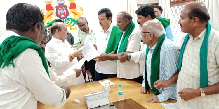 ಮುಖ್ಯಮಂತ್ರಿ ಬಸವರಾಜ ಬೊಮ್ಮಾಯಿ ಅವರನ್ನು ಶುಕ್ರವಾರ ಗೃಹಕಚೇರಿ ಕೃಷ್ಣಾದಲ್ಲಿ ಭೇಟಿ ಮಾಡಿ ಕಬ್ಬು ಬೆಳೆಗಾರರ ಸಮಸ್ಯೆ ಬಗೆಹರಿಸುವಂತೆ ರಾಜ್ಯ ಕಬ್ಬು ಬೆಳೆಗಾರರ ಸಂಘದ ಪದಾಧಿಕಾರಿಗಳು ಮನವಿ ಸಲ್ಲಿಸಿದರು.