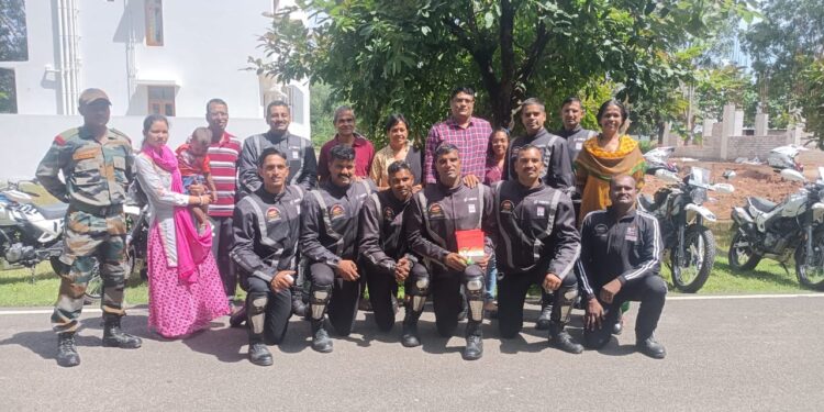 ಹುತಾತ್ಮ ಯೋಧ ಮೇಜರ್ ಸಂದೀಪ್ ಉನ್ನಿಕೃಷ್ಣನ್ ಅವರ ಪೋಷಕರನ್ನು ಭೇಟಿ ಮಾಡಿದ ಭಾರತೀಯ ಸೇನೆಯ ಫಿರಂಗಿ ಶಸ್ತ್ರಾಸ್ತ್ರ ಕೇಂದ್ರದ ಮೋಟಾರ್ ಸೈಕಲ್ ಯಾತ್ರೆಯಲ್ಲಿ ಭಾಗವಹಿಸಿದ್ದ ತಂಡ