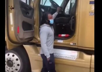 ಸಾಮಾಜಿಕ ಜಾಲತಾಣದಲ್ಲಿ ಟ್ರಕ್ ಡ್ರೈವರ್ ಒಬ್ಬ ಹೊರಗಿನಿಂದಲೇ 18 ಚಕ್ರದ ವಾಹನವನ್ನು ಪಾರ್ಕಿಂಗ್ ಮಾಡುತ್ತಿರುವ ದೃಶ್ಯದ ಸ್ಕ್ರೀನ್ ಶಾಟ್. 
ಸೂಚನೆ : ವಿಸ್ತ್ರತ ಸುದ್ದಿಯ ಕೆಳಭಾಗದಲ್ಲಿ ವೈರಲ್ ವಿಡಿಯೋ ಇದೆ.