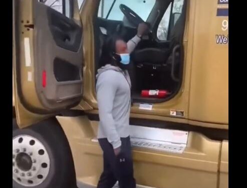 ಸಾಮಾಜಿಕ ಜಾಲತಾಣದಲ್ಲಿ ಟ್ರಕ್ ಡ್ರೈವರ್ ಒಬ್ಬ ಹೊರಗಿನಿಂದಲೇ 18 ಚಕ್ರದ ವಾಹನವನ್ನು ಪಾರ್ಕಿಂಗ್ ಮಾಡುತ್ತಿರುವ ದೃಶ್ಯದ ಸ್ಕ್ರೀನ್ ಶಾಟ್. 
ಸೂಚನೆ : ವಿಸ್ತ್ರತ ಸುದ್ದಿಯ ಕೆಳಭಾಗದಲ್ಲಿ ವೈರಲ್ ವಿಡಿಯೋ ಇದೆ.