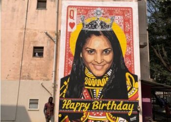 ಕಲಾವಿದ ಬಾದಲ್ ನಂಜುಂಡಸ್ವಾಮಿ ಬೆಂಗಳೂರಿನ ಕಟ್ಟಡವೊಂದರ ಗೋಡೆ ಮೇಲೆ ಸ್ಯಾಂಡಲ್ ವುಡ್ ತಾರೆ ರಮ್ಯಾ ಭಾವಚಿತ್ರವನ್ನು ಕ್ವೀನ್ ಇಸ್ಪೀಟ್ ಎಲೆಯ ಮೇಲೆ ಬಿಡಿಸಿರುವುದು. ಚಿತ್ರದಲ್ಲಿ ಕಲಾವಿದ ಬಾದಲ್ ನಂಜುಂಡಸ್ವಾಮಿ ಇದ್ದಾರೆ.