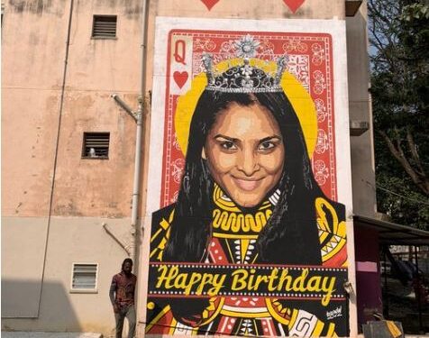 ಕಲಾವಿದ ಬಾದಲ್ ನಂಜುಂಡಸ್ವಾಮಿ ಬೆಂಗಳೂರಿನ ಕಟ್ಟಡವೊಂದರ ಗೋಡೆ ಮೇಲೆ ಸ್ಯಾಂಡಲ್ ವುಡ್ ತಾರೆ ರಮ್ಯಾ ಭಾವಚಿತ್ರವನ್ನು ಕ್ವೀನ್ ಇಸ್ಪೀಟ್ ಎಲೆಯ ಮೇಲೆ ಬಿಡಿಸಿರುವುದು. ಚಿತ್ರದಲ್ಲಿ ಕಲಾವಿದ ಬಾದಲ್ ನಂಜುಂಡಸ್ವಾಮಿ ಇದ್ದಾರೆ.