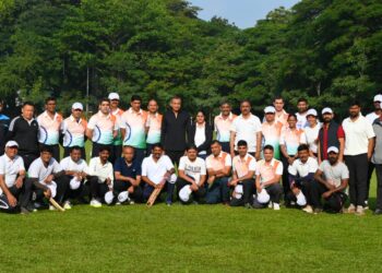 ಆರ್ಮಿ ಇಲವೆನ್ ಹಾಗೂ ಮೀಡಿಯಾ ಇಲವೆನ್ ತಂಡದ ನಡುವೆ ಬೆಂಗಳೂರಿನ ರಾಜೇಂದ್ರ ಸಿಂಗ್ ಜಿ ಆರ್ಮಿ ಆಫೀಸರ್ಸ್ ಇನ್ಸಿಟ್ಯೂಟ್ ಮೈದಾನದಲ್ಲಿ ಶನಿವಾರ ಸೌಹಾರ್ದಯುತ ಕ್ರಿಕೆಟ್ ಪಂದ್ಯಾವಳಿ ನಡೆದ ಸಂದರ್ಭದಲ್ಲಿ ಪಂದ್ಯದಲ್ಲಿ ಪಾಲ್ಗೊಂಡ ತಂಡದ ಸದಸ್ಯರು ಚಿತ್ರದಲ್ಲಿದ್ದಾರೆ.