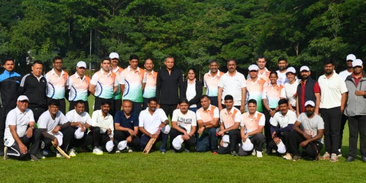 ಆರ್ಮಿ ಇಲವೆನ್ ಹಾಗೂ ಮೀಡಿಯಾ ಇಲವೆನ್ ತಂಡದ ನಡುವೆ ಬೆಂಗಳೂರಿನ ರಾಜೇಂದ್ರ ಸಿಂಗ್ ಜಿ ಆರ್ಮಿ ಆಫೀಸರ್ಸ್ ಇನ್ಸಿಟ್ಯೂಟ್ ಮೈದಾನದಲ್ಲಿ ಶನಿವಾರ ಸೌಹಾರ್ದಯುತ ಕ್ರಿಕೆಟ್ ಪಂದ್ಯಾವಳಿ ನಡೆದ ಸಂದರ್ಭದಲ್ಲಿ ಪಂದ್ಯದಲ್ಲಿ ಪಾಲ್ಗೊಂಡ ತಂಡದ ಸದಸ್ಯರು ಚಿತ್ರದಲ್ಲಿದ್ದಾರೆ.