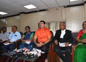 ಬಿಬಿಎಂಪಿ ಅಧಿಕಾರಿಗಳು ಮತ್ತು ನೌಕರರ ಸಂಘದಿಂದ ಮಂಗಳವಾರ ಪಾಲಿಕೆ ಕೇಂದ್ರ ಕಚೇರಿಯಲ್ಲಿ ನಡೆದ ಪತ್ರಿಕಾಗೋಷ್ಠಿಯ ಚಿತ್ರ. ಸಂಘದ ಅಧ್ಯಕ್ಷ ಅಮೃತ್ ರಾಜ್, ಕಂದಾಯ ಉಪ ಆಯುಕ್ತೆ ಲಕ್ಷ್ಮಿದೇವಿ ಮತ್ತಿತರರು ಪಾಲ್ಗೊಂಡಿದ್ದರು.