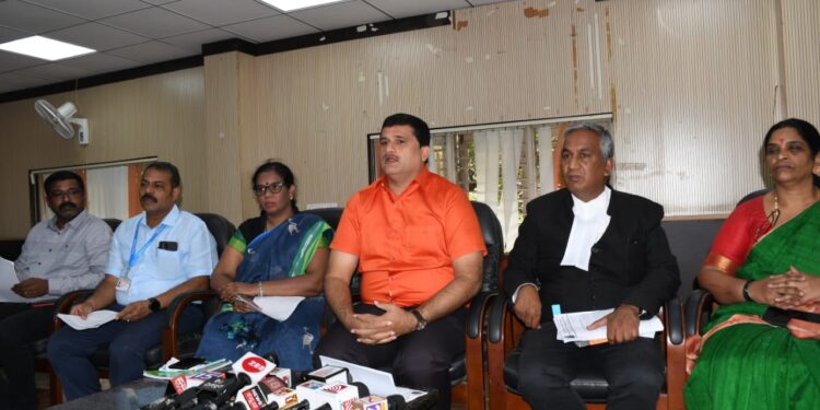 ಬಿಬಿಎಂಪಿ ಅಧಿಕಾರಿಗಳು ಮತ್ತು ನೌಕರರ ಸಂಘದಿಂದ ಮಂಗಳವಾರ ಪಾಲಿಕೆ ಕೇಂದ್ರ ಕಚೇರಿಯಲ್ಲಿ ನಡೆದ ಪತ್ರಿಕಾಗೋಷ್ಠಿಯ ಚಿತ್ರ. ಸಂಘದ ಅಧ್ಯಕ್ಷ ಅಮೃತ್ ರಾಜ್, ಕಂದಾಯ ಉಪ ಆಯುಕ್ತೆ ಲಕ್ಷ್ಮಿದೇವಿ ಮತ್ತಿತರರು ಪಾಲ್ಗೊಂಡಿದ್ದರು.