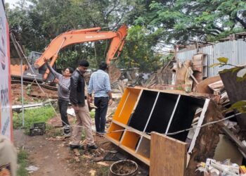 ಬಿಡಿಎ ಜೆಪಿನಗರದ ಆಲಹಳ್ಳಿಯಲ್ಲಿ ಒತ್ತುವರಿ ತೆರವು ಕಾರ್ಯಾಚರಣೆ ನಡೆಸುತ್ತಿರುವ ಚಿತ್ರ