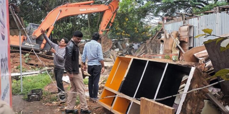 ಬಿಡಿಎ ಜೆಪಿನಗರದ ಆಲಹಳ್ಳಿಯಲ್ಲಿ ಒತ್ತುವರಿ ತೆರವು ಕಾರ್ಯಾಚರಣೆ ನಡೆಸುತ್ತಿರುವ ಚಿತ್ರ