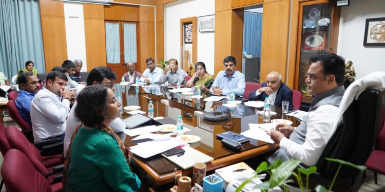 ಉನ್ನತ ಶಿಕ್ಷಣ, ಟಿಬಿಟಿ, ವಿಜ್ಞಾನ ಮತ್ತು ತಂತ್ರಜ್ಞಾನ, ಕೌಶಲ್ಯಾಭಿವೃದ್ಧಿ ಸಚಿವ ಡಾ.ಸಿ.ಎನ್.ಅಶ್ವತ್ಥನಾರಾಯಣ ಹಿರಿಯ ಅಧಿಕಾರಿಗಳೊಂದಿಗೆ ಬೆಂಗಳೂರಿನಲ್ಲಿ ಸಭೆಯಲ್ಲಿ ಸುಶಾಸನ ಮಾಸ ಆಚರಿಸುವ ಕುರಿತಂತೆ ಚರ್ಚೆ ನಡೆಸುತ್ತಿರುವುದು