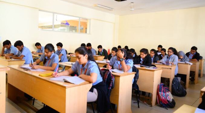 ಪರೀಕ್ಷೆ ಬರೆಯುತ್ತಿರುವ ವಿದ್ಯಾರ್ಥಿಗಳು (ಸಾಂದರ್ಭಿಕ ಚಿತ್ರ)