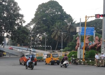 ರೇಸ್ ಕೋರ್ಸ್ ಜಂಕ್ಷನ್ ನಿಂದ ಶಿವಾನಂದ ವೃತ್ತದ ಮೇಲ್ಸೇತುವೆ ಕಡೆ ಚಲಿಸುತ್ತಿರುವ ವಾಹನಗಳು