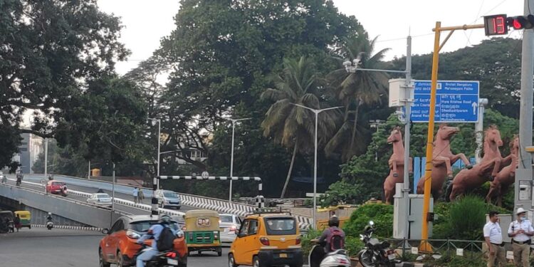 ರೇಸ್ ಕೋರ್ಸ್ ಜಂಕ್ಷನ್ ನಿಂದ ಶಿವಾನಂದ ವೃತ್ತದ ಮೇಲ್ಸೇತುವೆ ಕಡೆ ಚಲಿಸುತ್ತಿರುವ ವಾಹನಗಳು