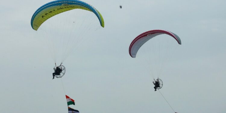 ಪ್ಯಾರಾ ಮೋಟಾರ್ ನಿಂದ ಸಾಗಿ ಬರುತ್ತಿರುವ ಎಎಸ್ ಸಿ ಕೇಂದ್ರದ ಸೈನಿಕರು