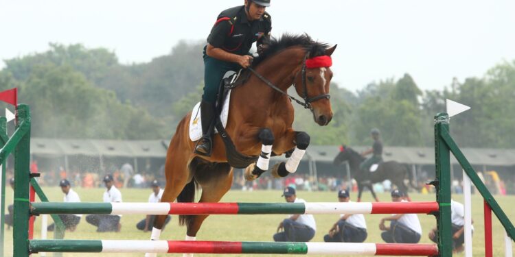 ಅಶ್ವಾರೂಢ ಯೋಧನಿಂದ ಸಾಹಸ ಪ್ರದರ್ಶನ