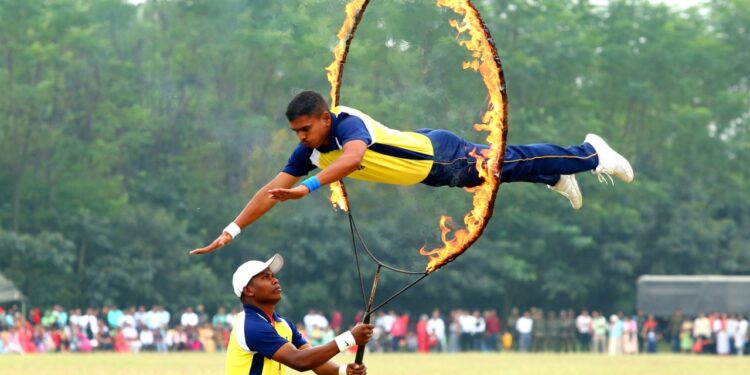 ಬೆಂಕಿಯ ರಿಂಗ್ ಮಧ್ಯೆ ಸಾಗಿ ಬಂದ ಯೋಧ
