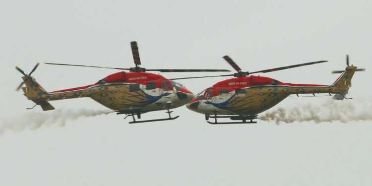 ಸಾರಂಗ್ ಹೆಲಿಕಾಪ್ಟರ್ ಆಕಾಶದಲ್ಲಿ ಪ್ರದರ್ಶನ