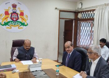 ರಕ್ಷಣಾ ಸಚಿವಾಲಯದ ಅಧಿಕಾರಿಗಳು ನಗರದಲ್ಲಿ ಸೋಮವಾರ ಮುಖ್ಯಮಂತ್ರಿ ಬಸವರಾಜ ಬೊಮ್ಮಾಯಿ ಅವರನ್ನು ಭೇಟಿ ಮಾಡಿ ಮುಂಬರುವ ಏರ್ ಶೋ2023ರ ಪ್ರದರ್ಶನದ ಕುರಿತು ಚರ್ಚೆ ನಡೆಸಿದರು.