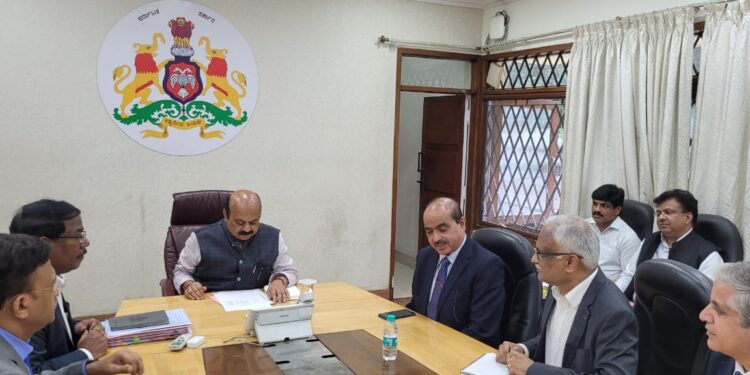 ರಕ್ಷಣಾ ಸಚಿವಾಲಯದ ಅಧಿಕಾರಿಗಳು ನಗರದಲ್ಲಿ ಸೋಮವಾರ ಮುಖ್ಯಮಂತ್ರಿ ಬಸವರಾಜ ಬೊಮ್ಮಾಯಿ ಅವರನ್ನು ಭೇಟಿ ಮಾಡಿ ಮುಂಬರುವ ಏರ್ ಶೋ2023ರ ಪ್ರದರ್ಶನದ ಕುರಿತು ಚರ್ಚೆ ನಡೆಸಿದರು.