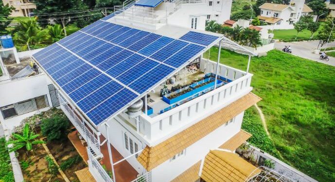 ಬೆಂಗಳೂರಿನ ಮನೆಯೊಂದರ ಮೇಲ್ಛಾವಣಿ ಮೇಲೆ ಸೌರ ಫಲಕ ಅಳವಡಿಸಿರುವ ಸಾಂದರ್ಭಿಕ ಚಿತ್ರ (ಕೃಪೆ : ಬೆಸ್ಕಾಂ)