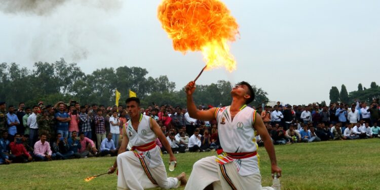 ಮದ್ರಾಸ್ ರೆಜಿಮೆಂಟಿನ ಸೈನಿಕರು ಕೇರಳ ಕಲಾ ಸಂಪ್ರದಾಯವನ್ನು ಪ್ರದರ್ಶಿಸುತ್ತಿರುವುದು