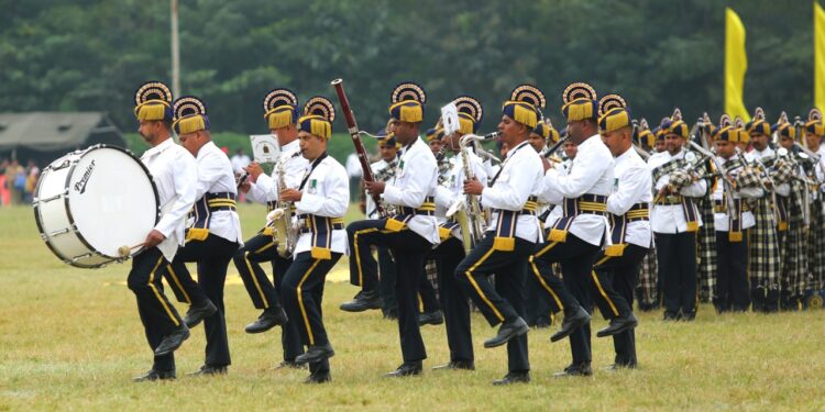 ಆಕರ್ಷಕ ಮಿಲಿಟರಿ ಬ್ಯಾಂಡ್ ಪ್ರದರ್ಶನ