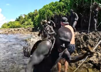 ಆಸ್ಟ್ರೇಲಿಯಾ ಕಡಲ ತೀರದಿಂದ ನೂರಾರು ಕಿ.ಮೀ ದೂರವಿರುವ ವನವಾಟು ದ್ವೀಪದ ಸಮೂಹದಲ್ಲಿನ ಕ್ವಾಕಿಯಾ ಎಂಬ ನಿಗೂಢ ಮತ್ತು ಅಭೇದ್ಯ ದ್ವೀಪದ ಪ್ರಾಚೀನ ಬುಡಕಟ್ಟು ಜನಾಂಗ (ಕೃಪೆ : ಯೂಟ್ಯೂಬ್ ಚಿತ್ರ)