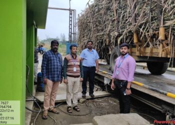 ರೈತರು ಸಕ್ಕರೆ ಕಾರ್ಖಾನೆಗೆ ಪೂರೈಸಲು ಟ್ರಾಕ್ಟರ್ ನಲ್ಲಿ ತಂದಿರುವ ಕಬ್ಬಿನ ತೂಕ ಅಳತೆ ಮಾಡುವ ಯಂತ್ರವನ್ನು ಪರಿಶೀಲನೆಗೆ ಒಳಪಡಿಸಿದ ಸಕ್ಕರೆ ಇಲಾಖೆ, ತೂಕ ಮತ್ತು ಅಳತೆ ಮಾಪನಾ ಇಲಾಖೆ ಅಧಿಕಾರಿಗಳು