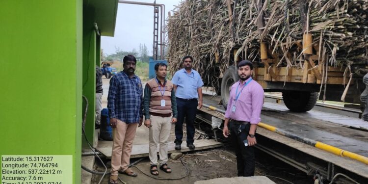 ರೈತರು ಸಕ್ಕರೆ ಕಾರ್ಖಾನೆಗೆ ಪೂರೈಸಲು ಟ್ರಾಕ್ಟರ್ ನಲ್ಲಿ ತಂದಿರುವ ಕಬ್ಬಿನ ತೂಕ ಅಳತೆ ಮಾಡುವ ಯಂತ್ರವನ್ನು ಪರಿಶೀಲನೆಗೆ ಒಳಪಡಿಸಿದ ಸಕ್ಕರೆ ಇಲಾಖೆ, ತೂಕ ಮತ್ತು ಅಳತೆ ಮಾಪನಾ ಇಲಾಖೆ ಅಧಿಕಾರಿಗಳು