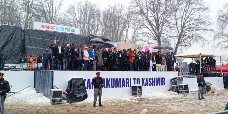ಜಮ್ಮು ಮತ್ತು ಕಾಶ್ಮೀರದಲ್ಲಿ ಹಿಮಪಾತದ ನಡುವೆಯೇ ಸೋಮವಾರ ನಡೆದ ಕಾಂಗ್ರೆಸ್ ಭಾರತ ಜೋಡೋ ಯಾತ್ರೆಯ ಸಮಾರೋಪ ಸಮಾರಂಭ (ಚಿತ್ರ ಕೃಪೆ : ಕಾಂಗ್ರೆಸ್)