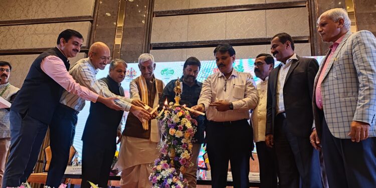 ಅಂತರರಾಷ್ಟ್ರೀಯ ಸಿರಿಧಾನ್ಯ ಮತ್ತು ಸಾವಯವ ವಾಣಿಜ್ಯ ಮೇಳದ ಪೂರ್ವಭಾವಿ ಸಭೆಯನ್ನು ಕೃಷಿ ಸಚಿವ ಬಿ.ಸಿ.ಪಾಟೀಲ್ ಉದ್ಘಾಟಿಸಿದರು. ಈ ಸಂದರ್ಭದಲ್ಲಿ ಕೃಷಿ ಇಲಾಖೆ   ಆಯುಕ್ತರಾದ ಶರತ್, ಕೆಪೆಕ್ ಅಧ್ಯಕ್ಷ ವಿರೂಪಾಕ್ಷಪ್ಪ ,ಕೆಮಿಕ್‌ನಿರ್ದೇಶಕ ಪದ್ಮನಾಭಯ್ಯ, ಕೆಪೆಕ್ ವ್ಯವಸ್ಥಾಪಕ ನಿರ್ದೇಶಕ ಬಂತನಾಳ್ ಮತ್ತಿತರರು ಉಪಸ್ಥಿತರಿದ್ದರು.