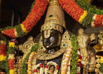 ಇಸ್ಕಾನ್ ದೇವಾಲಯದಲ್ಲಿ ಶ್ರೀ ವೆಂಕಟೇಶ್ವರನಿಗೆ ವೈಕುಂಠ ಏಕಾದಶಿಯ ಪ್ರಯುಕ್ತ ಮಾಡಿರುವ ಹೂವಿನ ಅಲಂಕಾರದ ಚಿತ್ರ