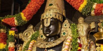 ಇಸ್ಕಾನ್ ದೇವಾಲಯದಲ್ಲಿ ಶ್ರೀ ವೆಂಕಟೇಶ್ವರನಿಗೆ ವೈಕುಂಠ ಏಕಾದಶಿಯ ಪ್ರಯುಕ್ತ ಮಾಡಿರುವ ಹೂವಿನ ಅಲಂಕಾರದ ಚಿತ್ರ