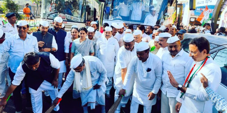 ಬೆಳಗಾವಿಯಲ್ಲಿ ಕಾಂಗ್ರೆಸ್ ಪ್ರಜಾಧ್ವನಿ ಯಾತ್ರೆಗೆ ಚಾಲನೆ ನೀಡಿದ ಸಂದರ್ಭದ ಚಿತ್ರ