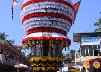 ಶ್ರೀ ಆಂಜನೇಯ ದೇವಸ್ಥಾನ ತಲುಪಿರುವ ಅಲಂಕೃತ ರಥದ ಬಳಿ ತೆರಳಿ ಪೂಜೆ ಸಲ್ಲಿಸುತ್ತಿರುವ ಭಕ್ತಗಣ