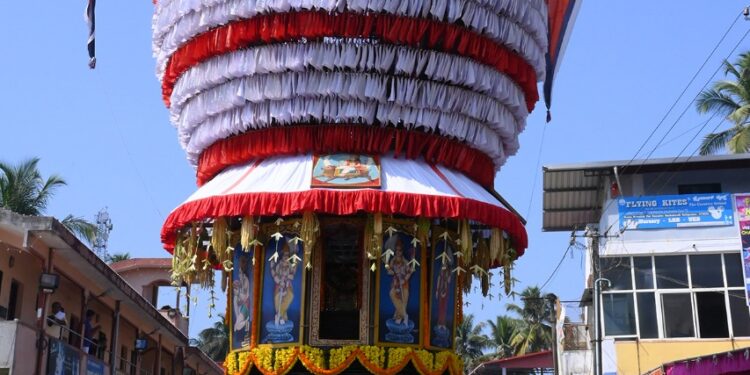 ಶ್ರೀ ಆಂಜನೇಯ ದೇವಸ್ಥಾನ ತಲುಪಿರುವ ಅಲಂಕೃತ ರಥದ ಬಳಿ ತೆರಳಿ ಪೂಜೆ ಸಲ್ಲಿಸುತ್ತಿರುವ ಭಕ್ತಗಣ