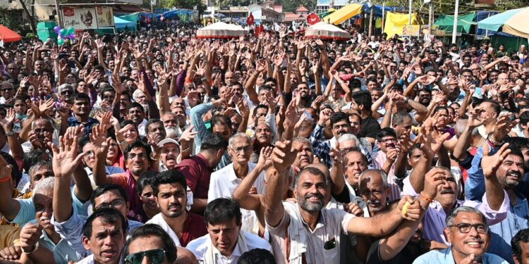 ಬ್ರಹ್ಮರಥೋತ್ಸವದಲ್ಲಿ ಪಾಲ್ಗೊಳ್ಳಲು ಆಗಮಿಸಿದ ಅಪಾರ ಜನಸ್ತೋಮ, ಶ್ರೀದೇವರ ಉತ್ಸವದ ಸಂದರ್ಭದಲ್ಲಿ ಜಯಘೋಶ ಮೊಳಗಿಸುತ್ತಿರುವುದು.