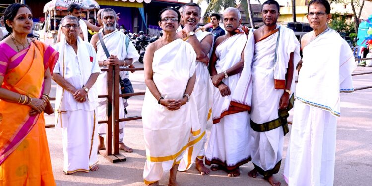 ಶ್ರೀ ಗುರುನರಸಿಂಹ ಸ್ವಾಮಿ ರಥೋತ್ಸವದಲ್ಲಿ ಅನೇಕ ಋತ್ವಿಜರು, ಹಿರಿಯ ಗಣ್ಯರು ಪಾಲ್ಗೊಂಡಿದ್ದರು. ಸಾಲಿಗ್ರಾಮ ದೇವಸ್ಥಾನ ಆಡಳಿತ ಮಂಡಳಿ ಅಧ್ಯಕ್ಷ ಡಾ.ಕೆ.ಎಸ್.ಕಾರಂತ (ಎಡದಿಂದ ಮೂರನೆಯವರು) ಚಿತ್ರದಲ್ಲಿದ್ದಾರೆ.