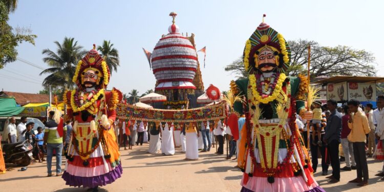ರಥೋತ್ಸವದ ಆಕರ್ಷಣೆ ಹೆಚ್ಚಿಸಿದ ಯಕ್ಷಗಾನ ವೇಷಧಾರಿಗಳು