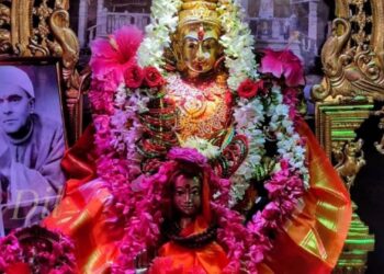 ಶಾರದಾ ಮಾತೆಯ ಅಲಂಕೃತ ಪಂಚಲೋಹ ವಿಗ್ರಹದ ಚಿತ್ರ.