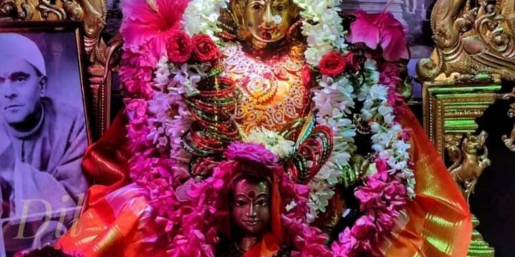 ಶಾರದಾ ಮಾತೆಯ ಅಲಂಕೃತ ಪಂಚಲೋಹ ವಿಗ್ರಹದ ಚಿತ್ರ.