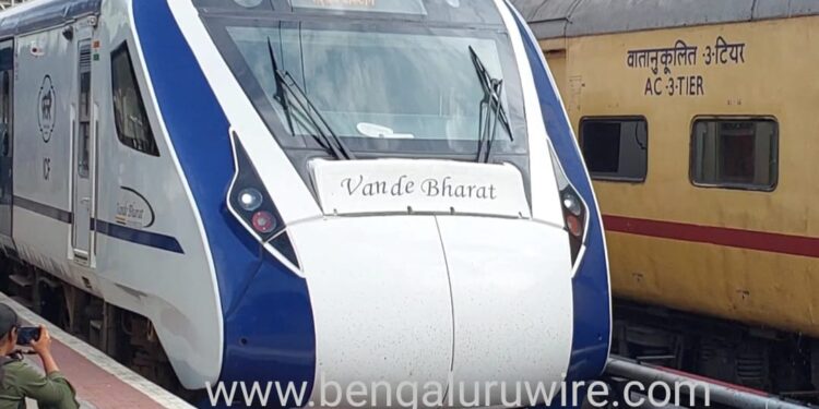 ವಂದೇ ಭಾರತ್ ಸೆಮಿ ಹೈಸ್ಪೀಡ್ ಎಕ್ಸ್ ಪ್ರೆಸ್ ರೈಲಿನ ಚಿತ್ರ
